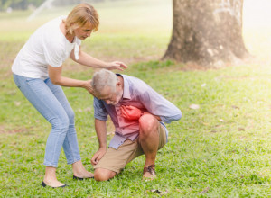 OVO SU 4 SIMPTOMA KOJA UPOZORAVAJU NA SRČANI ZASTOJ: Mogu se javiti 24 sata ranije, a češće pogađaju muškarce! (FOTO)