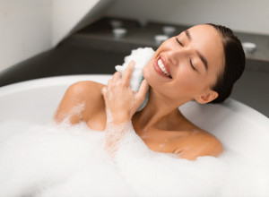 KOLIKO ČESTO MENJATE SUNĐER ZA KUPANJE? Ako primetite ove promene na njemu, odmah ga bacite (FOTO)