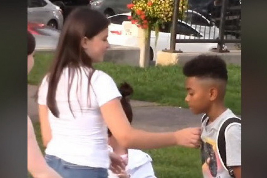 DEČAKA SU MALTRETIRALE DEVOJČICE NA ULICI: Ono što je jedna žena uradila, vredno je svakog divljenja! (VIDEO)