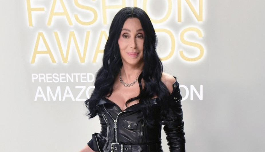 IMA 77 GODINA A I DALJE IZGLEDA KAO AVION! Poznata pevačica otkrila čega se odrekla daleke 1991. godine!