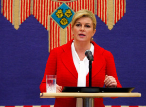 BIVŠA HRVATSKA PREDSEDNICA NEPREPOZNATLJIVA: Ljudi zapanjeno gledaju u Kolindine fotografije i ne veruju šta je to uradila sa sobom! (FOTO)