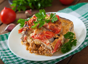OMILJENO JELO NA DRUGAČIJI NAČIN: Recept za musaku sa pečenim parikama koji vredi probati