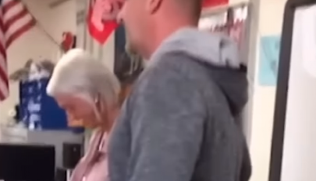 NAKON BROJNIH GLASINA U ŠKOLI, UČITELJICA I UČITELJ BILI SU NA STUBU SRAMA: Ono što su uradili pred đacima izazvalo je burne reakcije (VIDEO)