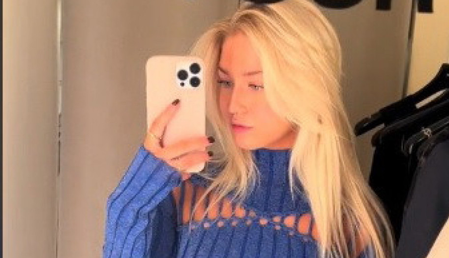 KUPILA JE HALJINU PUTEM INTERNETA I IZAŠLA U NOĆNI PROVOD: Kada se pojavila u klubu svi su je gledali, plavi komad odeće je "nestao" (VIDEO)