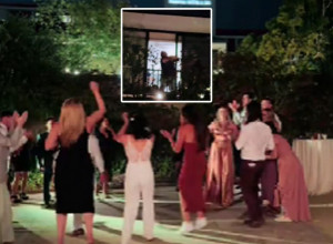 UŽIVALI SU NA SVADBI, A ONDA SE POJAVIO NEZVANI GOST: Ono što je uradio muškarac usred venčanja izazvalo je opštu euforiju! (VIDEO)