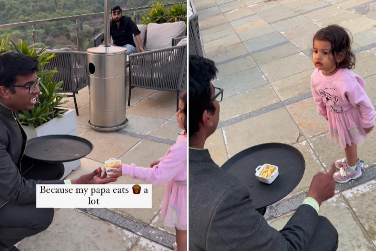 PRESLATKA DEVOJČICA PRIŠLA JE KONOBARU I PRUŽILA MU POSUDICU: Čovek se zbunio i postideo u trenu njenim gestom, komentari se samo nižu! (VIDEO)