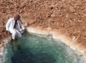 MUŠKARAC JE UŠAO U RUPU U ZEMLJI ISPUNJENU VODOM: Dogodila se potpuno neočekivana stvar i umesto da potone bio je svedok prirodnog fenomena! (VIDEO)