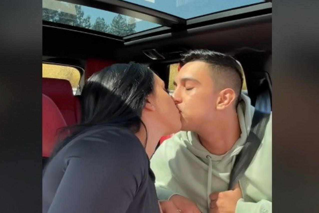 "TVOJ ZADAH UBIJA KOLIKO ZAUDARA:" Andrea je poljubila svog dečka, usledio je njegov brutalno iskren odgovor! (VIDEO)