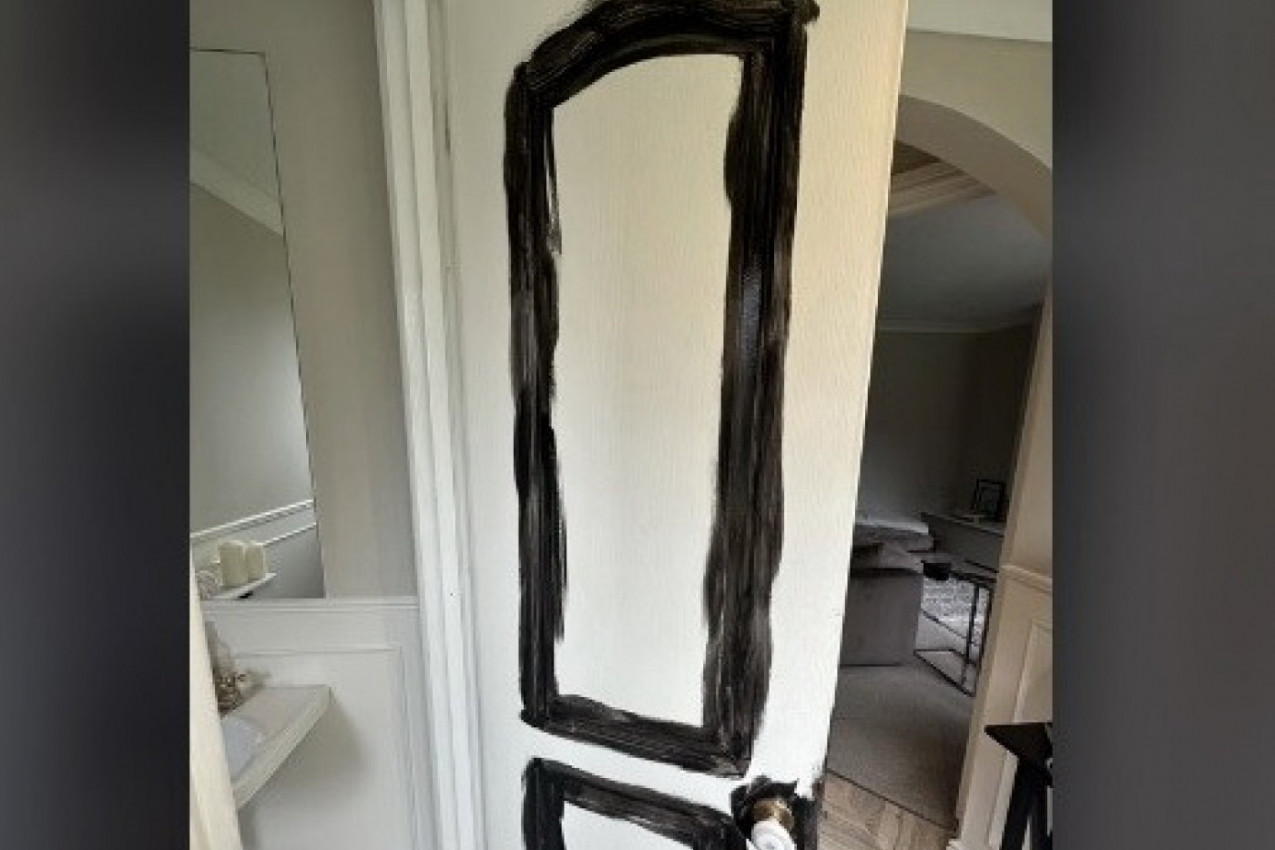 LATIO SE ČETKICE U NAMERI DA BELA VRATA PREFARBA U CRNO: Rezultat nije bio ni blizu onoga što je očekivao, kritike su samo pljuštale! (VIDEO)