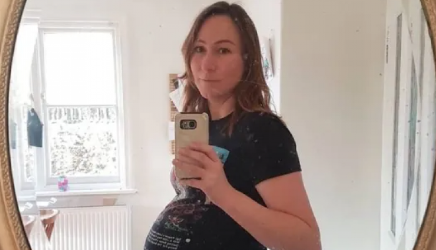 ISMEVALI SU JE ŠTO JE RODILA DETE SA 43 GODINE: Ova majka je godinama trpela prekorne poglede i komentare, ali gest koji je učinila posle pet godina svima je zapušio usta  (FOTO)