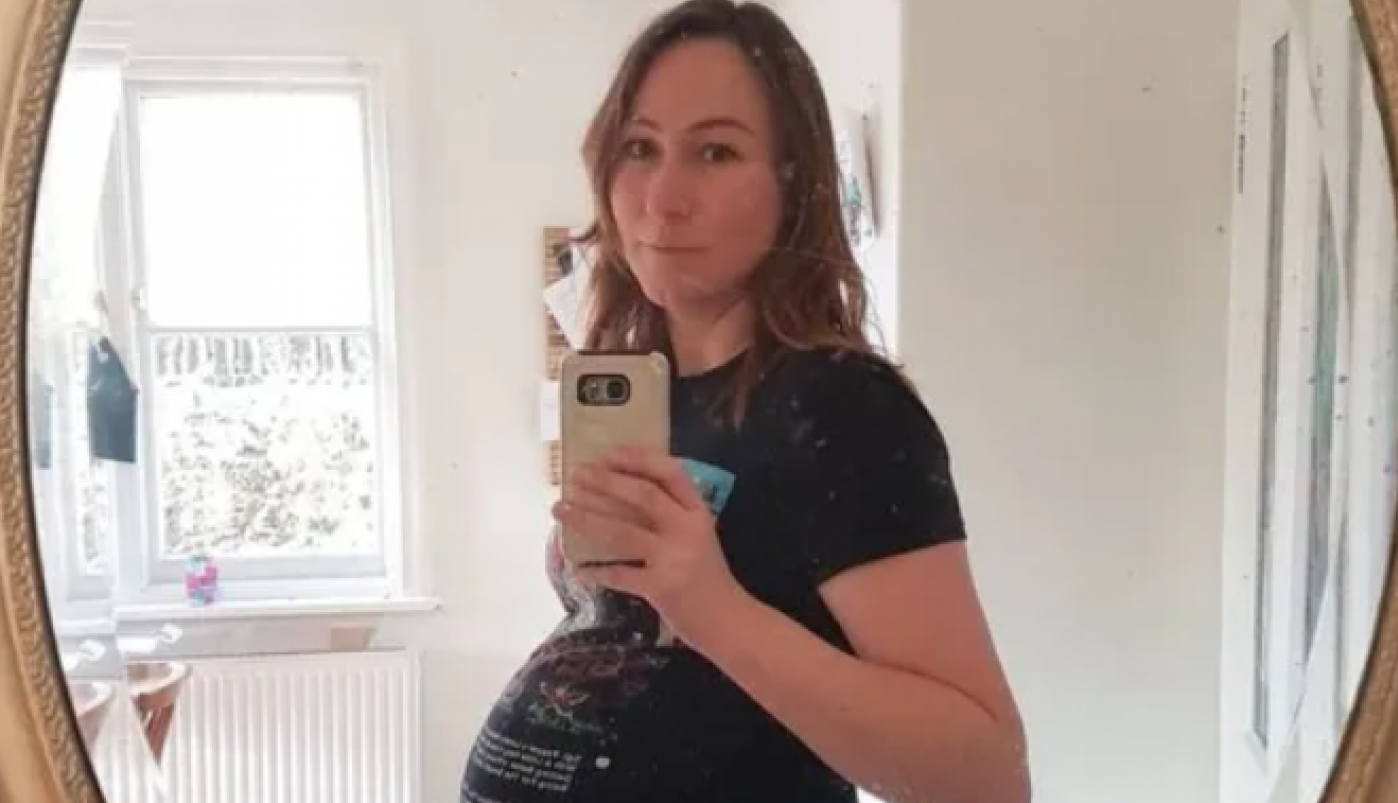 ISMEVALI SU JE ŠTO JE RODILA DETE SA 43 GODINE: Ova majka je godinama trpela prekorne poglede i komentare, ali gest koji je učinila posle pet godina svima je zapušio usta  (FOTO)