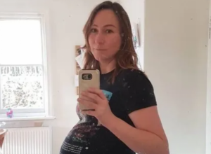 ISMEVALI SU JE ŠTO JE RODILA DETE SA 43 GODINE: Ova majka je godinama trpela prekorne poglede i komentare, ali gest koji je učinila posle pet godina svima je zapušio usta  (FOTO)