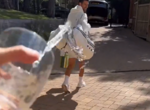 PROSIPANJE VODE ZA NEKIM JE STARI SRPSKI OBIČAJ: Etnolog otkriva šta on tačno znači i da li uvek donosi sreću (FOTO)