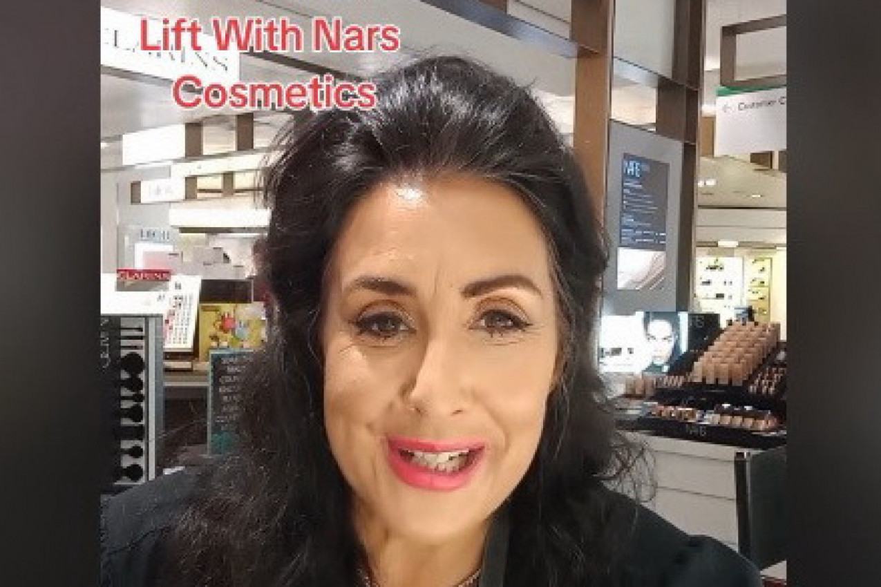 SAVETI PROFESIONALACA ZA ŠMINKU ZA ŽENE PREKO 50 GODINA: Evo kako da mejkapom osvežite i podmladite lice za tili čas! (VIDEO)