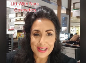 SAVETI PROFESIONALACA ZA ŠMINKU ZA ŽENE PREKO 50 GODINA: Evo kako da mejkapom osvežite i podmladite lice za tili čas! (VIDEO)