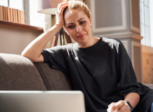 OVO SU SIGURNI ZNACI DA IMATE HORMONSKI POREMEĆAJ: 11 simptoma koji upozoravaju na veliki problem, a često ih ignorišemo (FOTO)