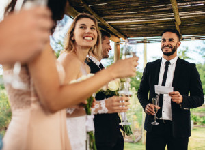 KUM JE PREUZEO GLAVNU REČ NA NJENOM VENČANJU: "Tokom zdravice slučajno je otkrio dugo čuvanu tajnu moga muža, a ja sam stajala zaleđena od šoka!"