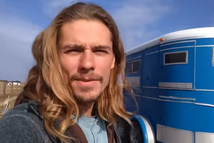 ŽIVI U PRIKOLICI ZA KONJE, A HRANU ČUVA U SENU: Ovaj muškarac otkriva kako izgleda njegov nomadski život, jedan detalj je sve oduševio (VIDEO)