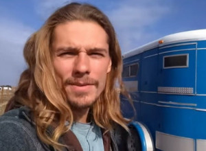 ŽIVI U PRIKOLICI ZA KONJE, A HRANU ČUVA U SENU: Ovaj muškarac otkriva kako izgleda njegov nomadski život, jedan detalj je sve oduševio (VIDEO)