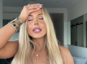 "BUKVALNO MI JE DOŠLO DA PROPADNEM U ZEMLJU OD SRAMOTE": Ema je doživela neprijatnost u avionu, putnici nisu mogli da skrenu pogled sa njenih bujnih grudi! (FOTO+VIDEO)