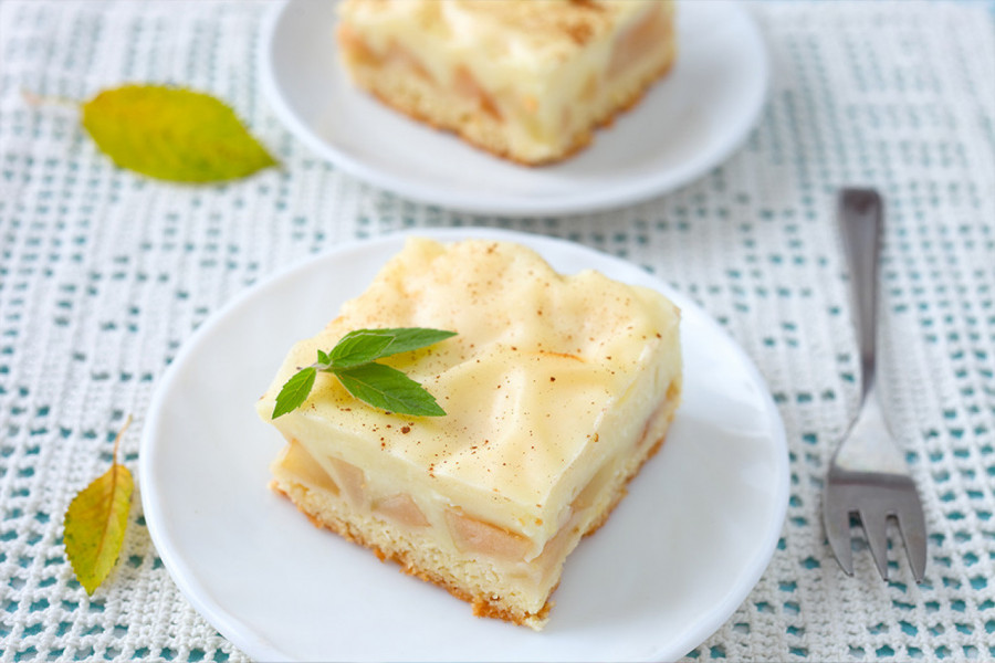 ISTOPIĆETE SE KOLIKO JE UKUSAN OVAJ KOLAČ: Izdašan desert sa pudingom i jabukama koji ćete uvek praviti!