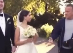 MLADENCI SU POZIRALI U PARKU, A ONDA SE POJAVIO TOM HENKS: Posle njegovog gesta mlada je počela da vrišti! (VIDEO)