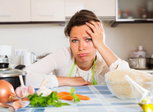 KUHINJA VAM SMRDI NA LUK I ZAPRŠKU: Efikasan trik da se u rekordnom roku oslobodite neprijatnih mirisa posle pripreme ručka (VIDEO)