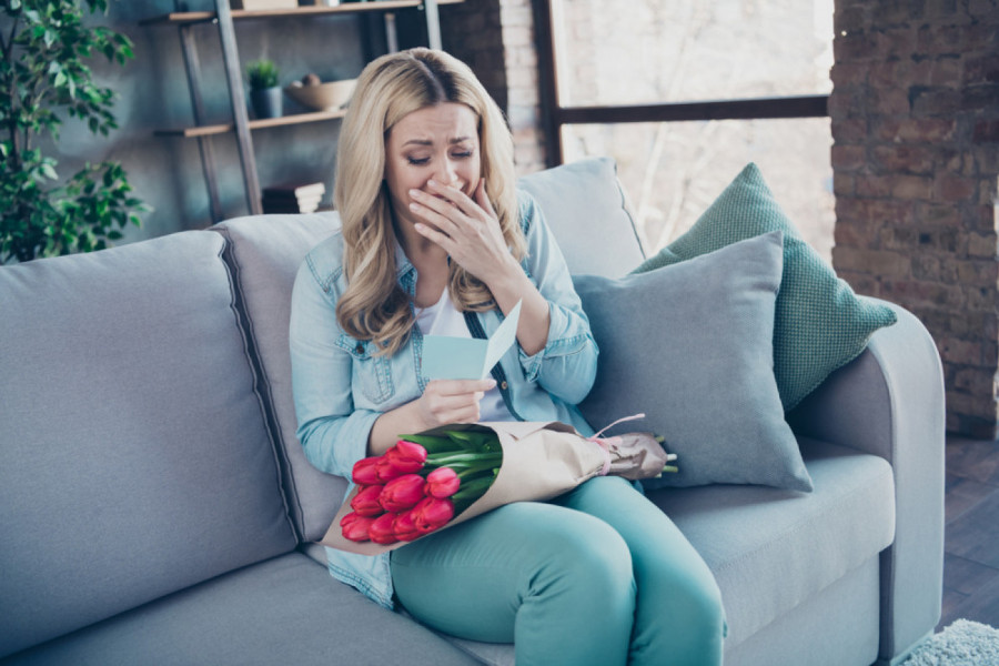 "OSEĆAM SE KAO DA ŽIVIM U SENCI NJEGOVE PRVE SUPRUGE": Njen muž i dalje drži punu kuću slika prethodne žene, nosi joj cveće i oplakuje gubitak!