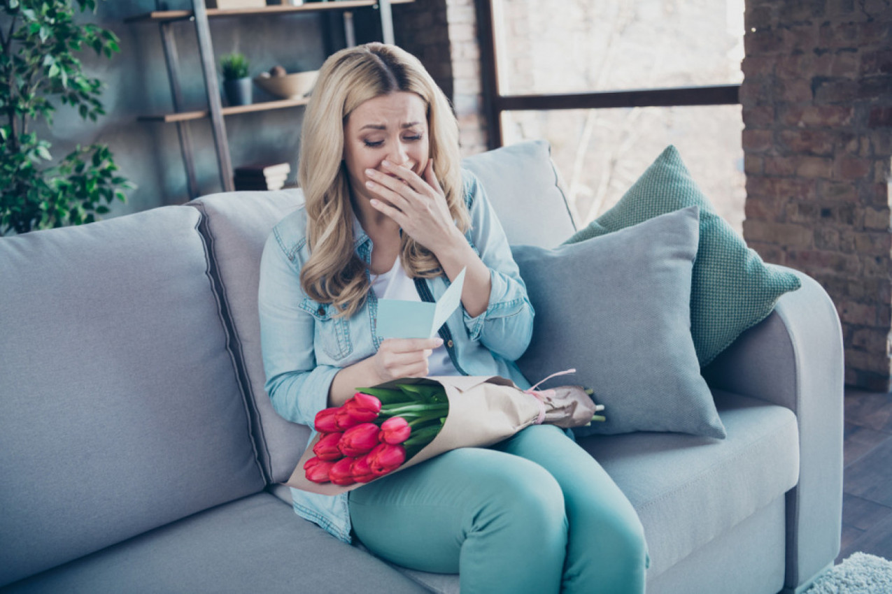 "OSEĆAM SE KAO DA ŽIVIM U SENCI NJEGOVE PRVE SUPRUGE": Njen muž i dalje drži punu kuću slika prethodne žene, nosi joj cveće i oplakuje gubitak!