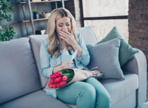 "OSEĆAM SE KAO DA ŽIVIM U SENCI NJEGOVE PRVE SUPRUGE": Njen muž i dalje drži punu kuću slika prethodne žene, nosi joj cveće i oplakuje gubitak!