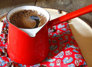 KAKO DA VAŠA STARA DŽEZVA OPET ZABLISTA: Trik koji vraća belinu čak i starom emajliranom posuđu!