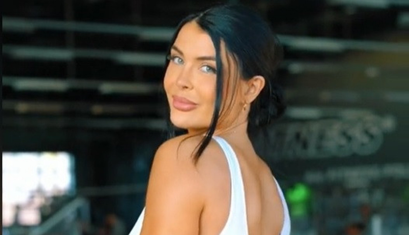 LIZA SE SLIKALA ZA MREŽE PA OKRENULA KAMERU KA POZADINI: Ljudi su bili zapanjeni prizorom, ona tvrdi da je u pitanju majka priroda, šta vi mislite?! (VIDEO)