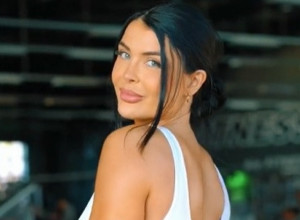 LIZA SE SLIKALA ZA MREŽE PA OKRENULA KAMERU KA POZADINI: Ljudi su bili zapanjeni prizorom, ona tvrdi da je u pitanju majka priroda, šta vi mislite?! (VIDEO)