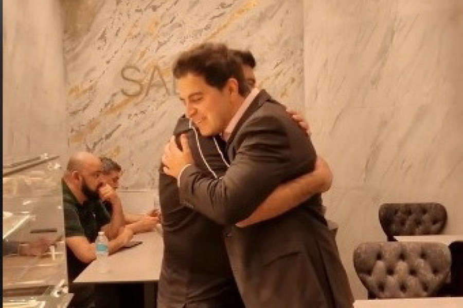 ČISTIO JE RADNJU, JEO JEFTINU HRANU KAKO BI SEBI OBEZBEDIO BOLJI ŽIVOT: Nakon 20 godina posetio je bivšeg poslodavca i rasplakao javnost (VIDEO)