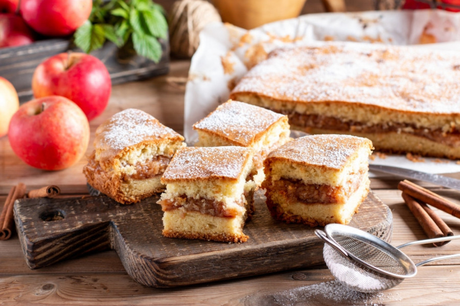 BRZI KOLAČ SA JABUKAMA I JOGURTOM: Izdašna poslastica koja uvek uspe (FOTO)