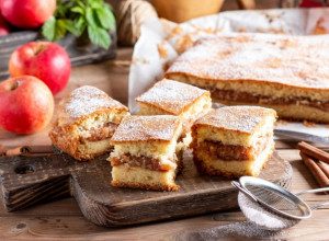 BRZI KOLAČ SA JABUKAMA I JOGURTOM: Izdašna poslastica koja uvek uspe (FOTO)