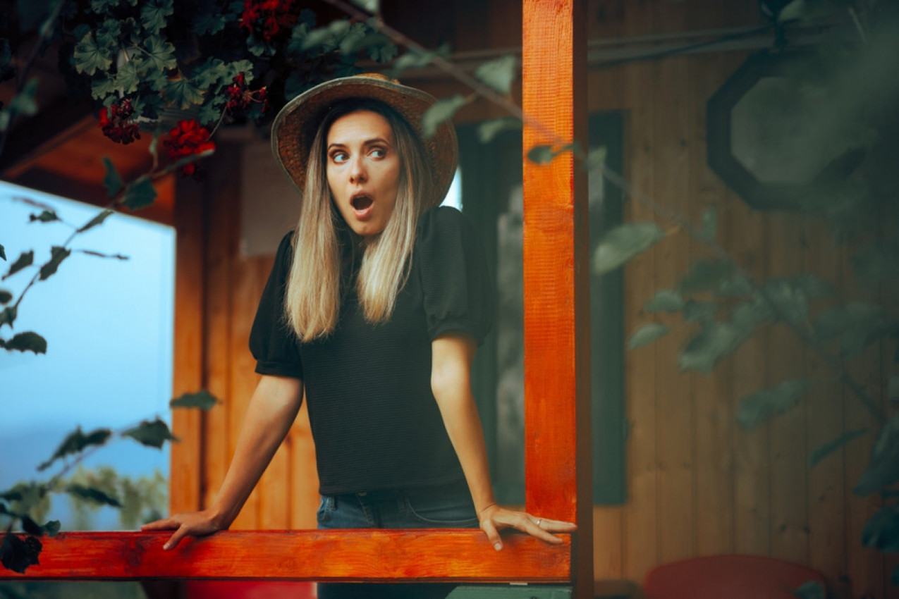 PORODICAJE ISPRED SVOJIH VRATA ZATEKLA POTPUNO NEOČEKIVANOG GOSTA: Ležala je sklupčana na njihovom pragu, usledila je hitna reakcija nadležnih službi! (FOTO)