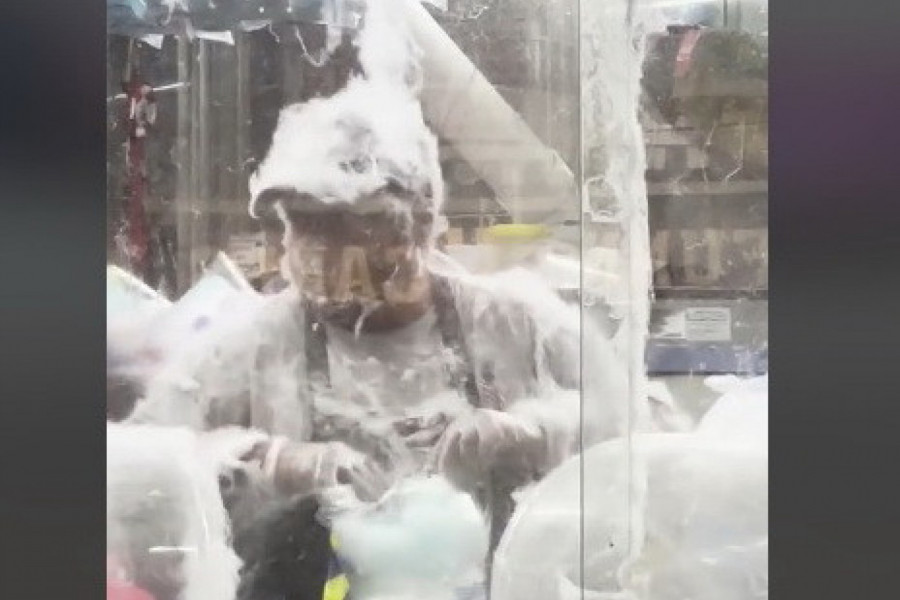 "KAD SLAŽEŠ U BIOGRAFIJI I NA KRAJU DOBIJEŠ POSAO": Scena sa radnog mesta jednog muškarca izazvala je salve smeha na društvenim mrežama (VIDEO)