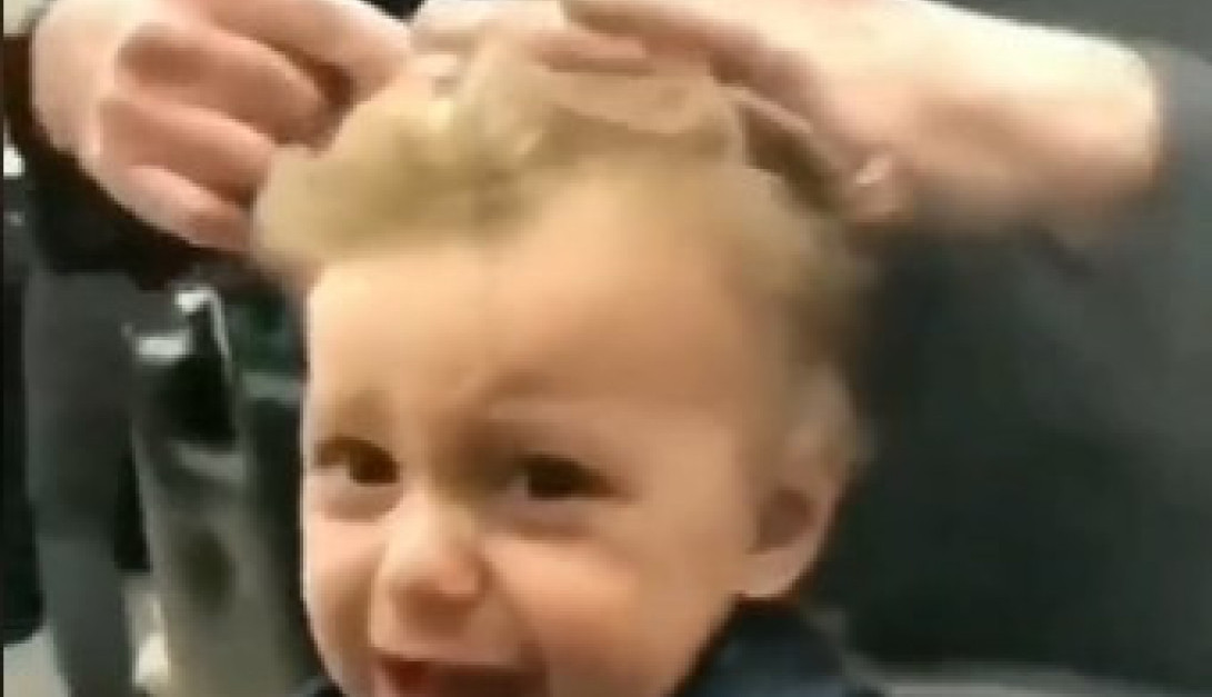 ODVEO JE SINA NA PRVO ŠIŠANJE, A ON SE ZACENIO OD PLAČA: Muškarci koji su se našli u salonu su rešili da prekinu ovu scenu, usledilo je nešto čemu se niko nije nadao