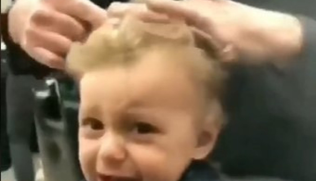 ODVEO JE SINA NA PRVO ŠIŠANJE, A ON SE ZACENIO OD PLAČA: Muškarci koji su se našli u salonu su rešili da prekinu ovu scenu, usledilo je nešto čemu se niko nije nadao