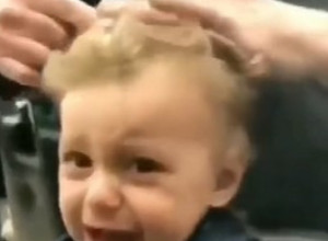 ODVEO JE SINA NA PRVO ŠIŠANJE, A ON SE ZACENIO OD PLAČA: Muškarci koji su se našli u salonu su rešili da prekinu ovu scenu, usledilo je nešto čemu se niko nije nadao