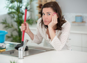 ŽENA POKAZALA NEVEROVATAN TRIK KAKO DA SPREČITE PROBLEME U KUHINJI: Dovoljan je komad folije i nikad više nećete imati zapušenu sudoperu (VIDEO)