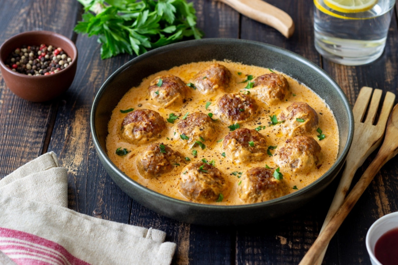 NEDELJNI RUČAK KOJI NE ŽELITE DA PROPUSTITE: Ćufte u kari sosu probudiće sva vaša čula (FOTO)