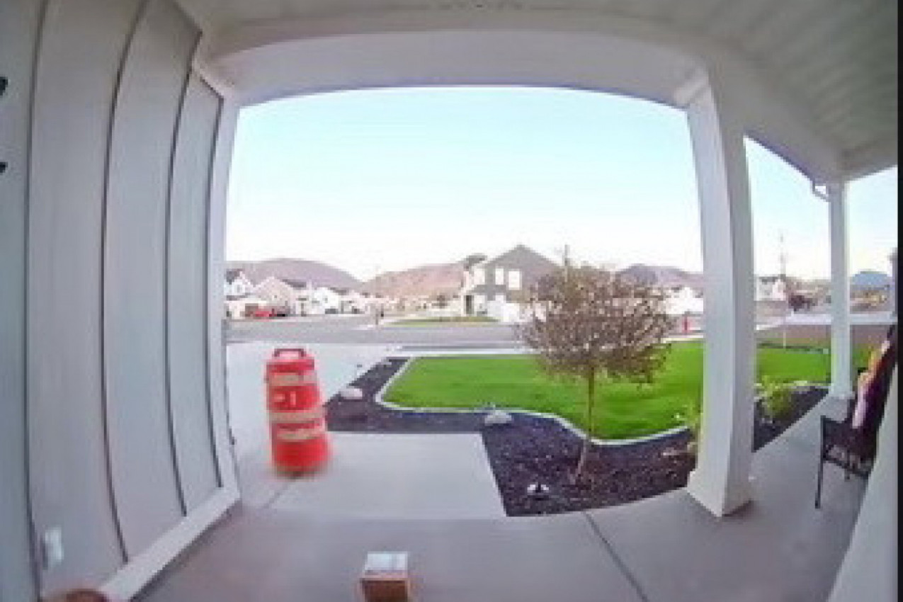 ČOVEK JE ŠOKIRANO GLEDAO ŠTA MU SE DEŠAVA NA KUĆNOM PRAGU:  Maskirani lopov ukrao paket ispred vrata, zgranuta je bila čak i policija! (VIDEO)