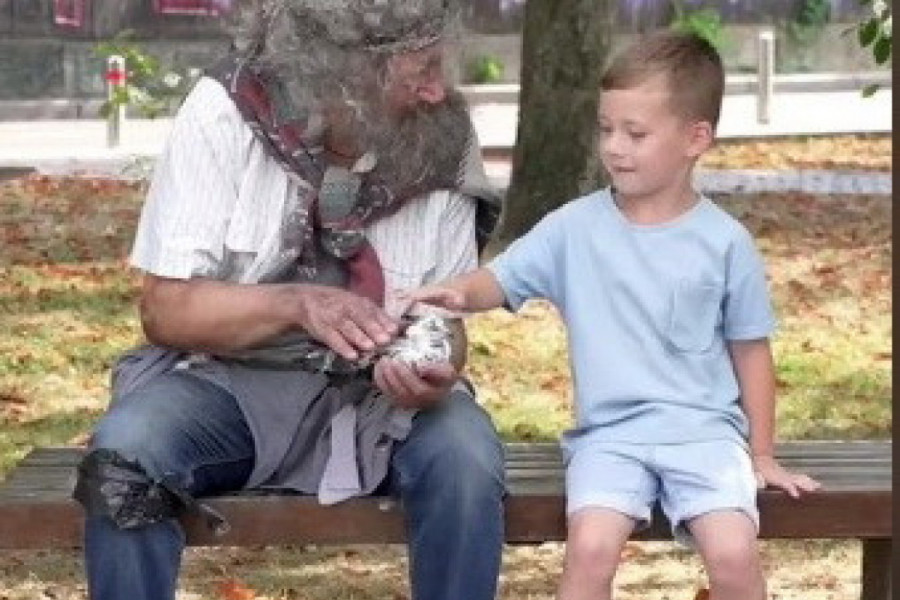 DETE JE PRIŠLO BESKUĆNIKU, A ONDA GA JE MAJKA UPLAŠENO ODVUKLA: Dok je čovek uplakano gledao za njima, prišla mu je jedna žena, evo šta mu je uradila (VIDEO)