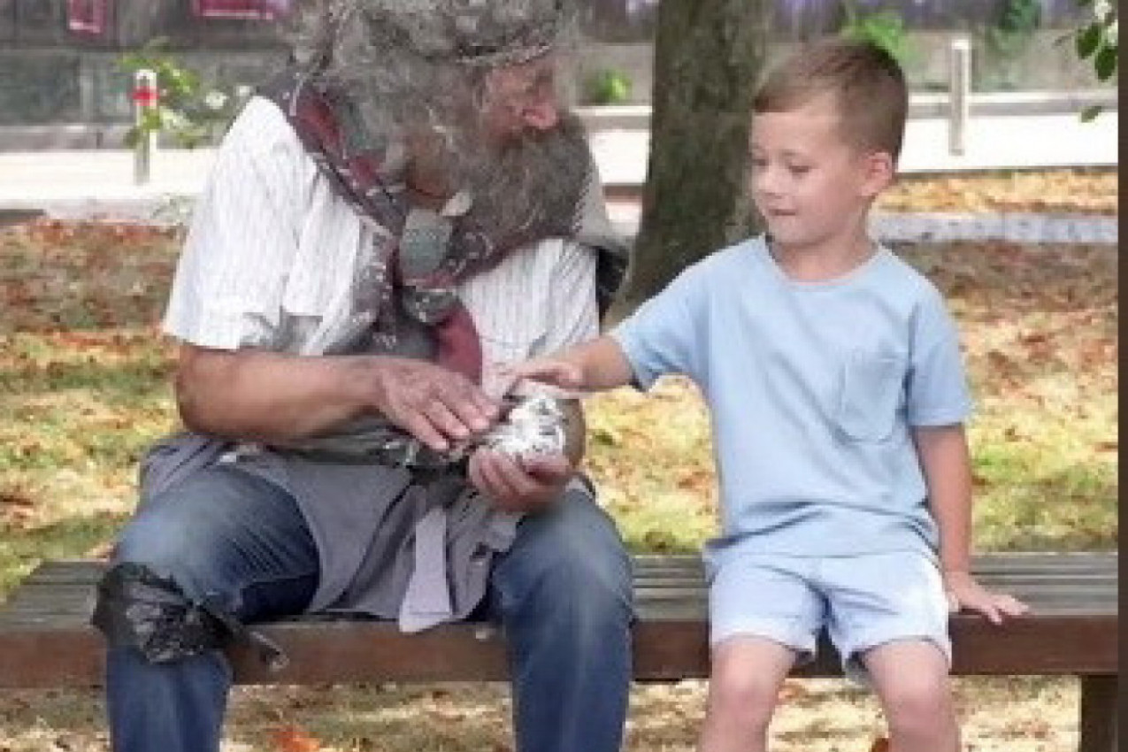 DETE JE PRIŠLO BESKUĆNIKU, A ONDA GA JE MAJKA UPLAŠENO ODVUKLA: Dok je čovek uplakano gledao za njima, prišla mu je jedna žena, evo šta mu je uradila (VIDEO)