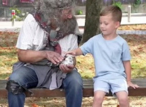DETE JE PRIŠLO BESKUĆNIKU, A ONDA GA JE MAJKA UPLAŠENO ODVUKLA: Dok je čovek uplakano gledao za njima, prišla mu je jedna žena, evo šta mu je uradila (VIDEO)