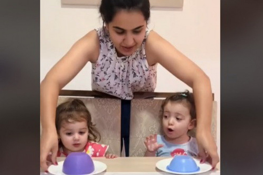 DOBILE SU POKLOPLJENE TANJIRE, ALI SU SAMO ISPOD JEDNOG BILI KOLAČI! Reakcija jedne devojčice je neverovatna, a evo šta je uradila druga! (VIDEO)