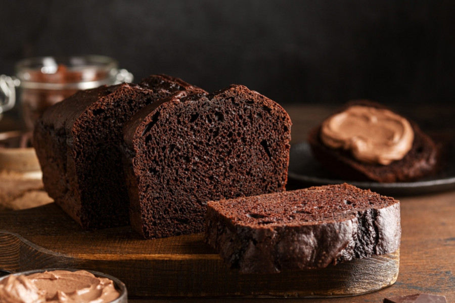 ČOKOLADNI KOLAČ SA DŽEMOM OD ŠLJIVA: Dezert gotov za 15 minuta, a ukus se dugo pamti (FOTO)