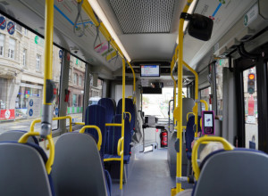 POSLE OVOGA NEĆETE VIŠE SEDETI U GRADSKOM PREVOZU: Evo zbog čega su sedišta na koja mnogi jedva čekaju da se spuste svuda ovih boja (VIDEO)